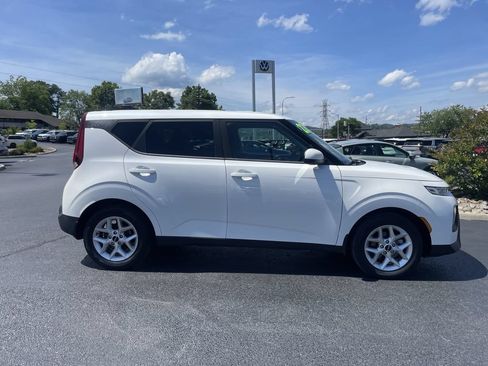 Certified 2022 Kia Soul LX w/ Technology Package FWD image 4