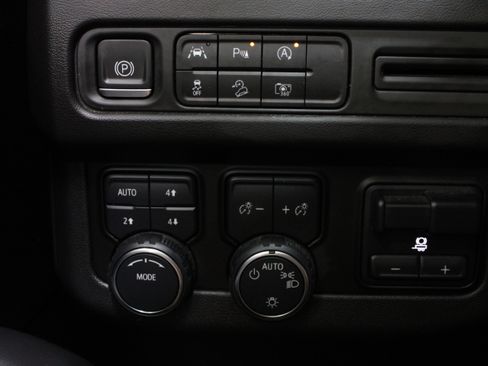 Used 2023 Chevrolet Tahoe Z71 w/ Luxury Package AWD/4WD image 27
