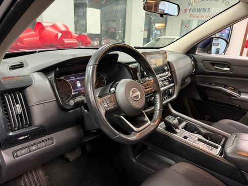 Used 2022 Nissan Pathfinder SV image 39