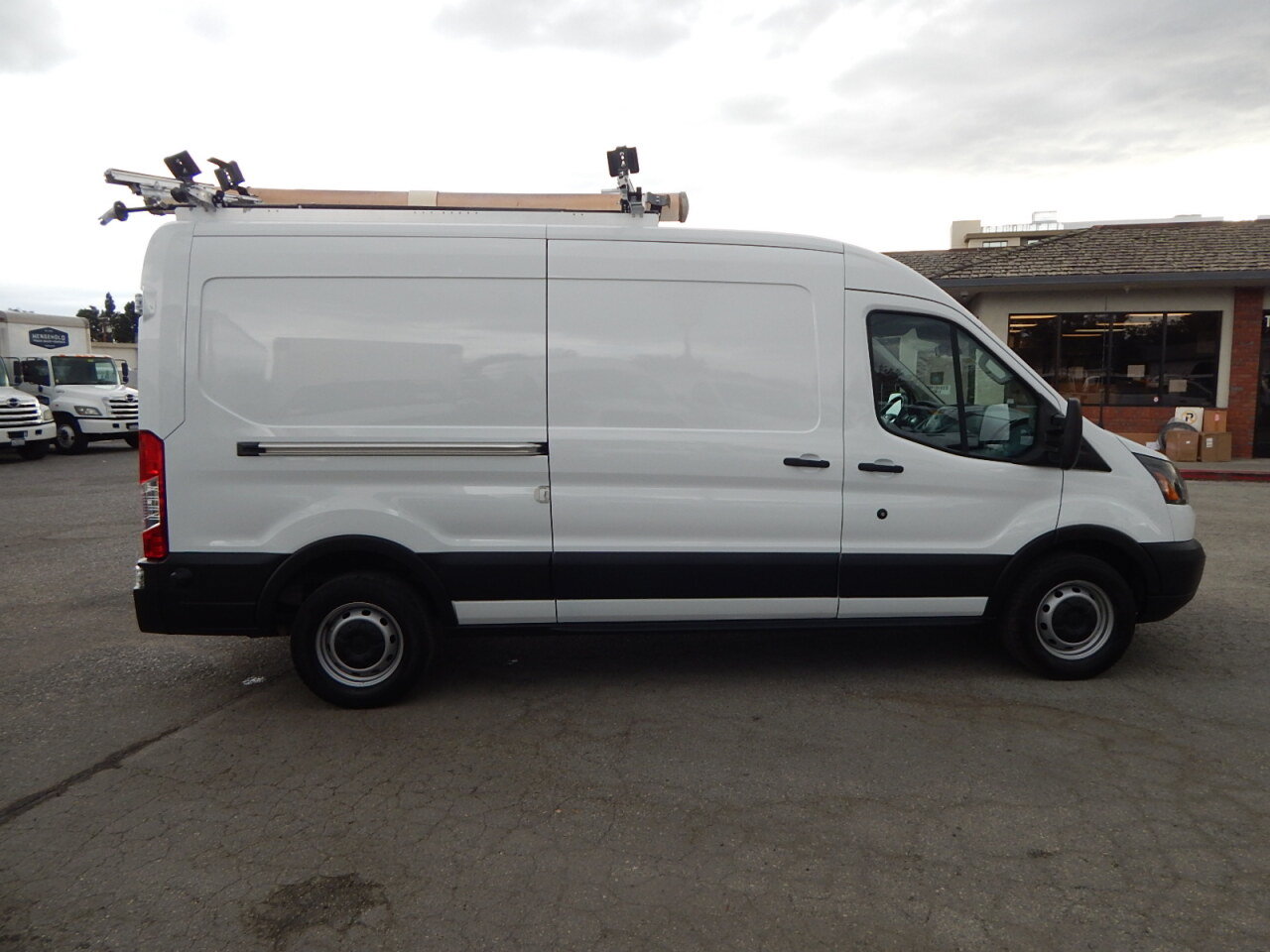 Used 2018 Ford Transit 250 148 Medium Roof RWD image 9