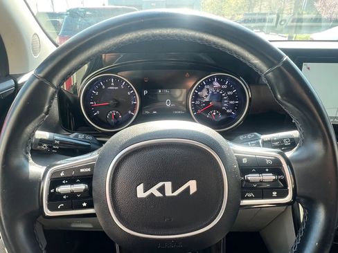 Used 2022 Kia Carnival EX image 19