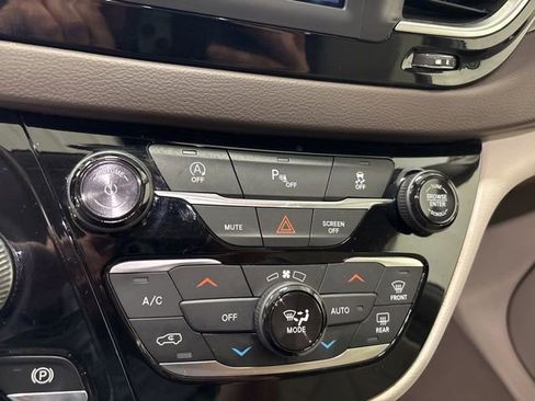 Used 2019 Chrysler Pacifica Touring-L FWD image 19