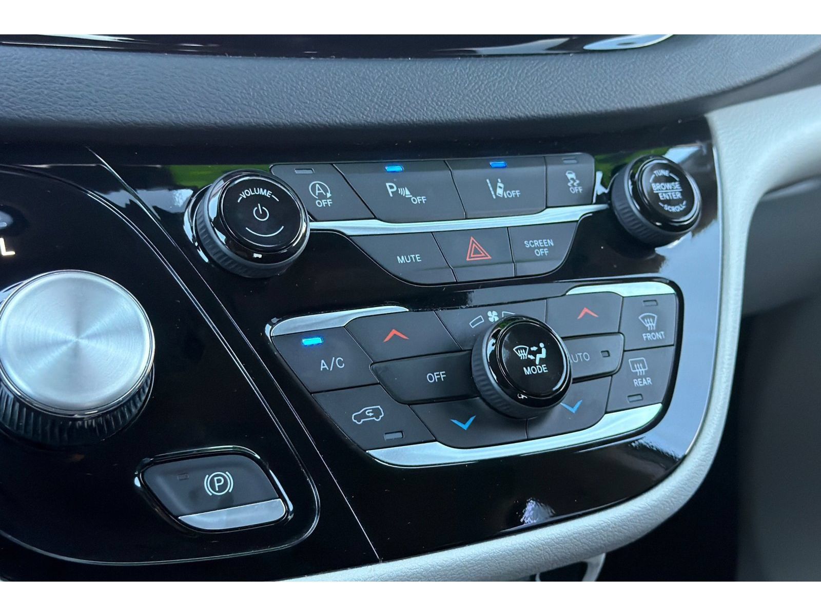 Used 2023 Chrysler Pacifica Touring-L FWD image 23