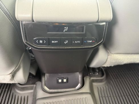 Used 2021 Toyota Highlander XLE AWD/4WD image 24