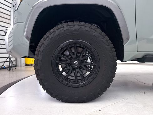 Used 2025 Toyota Tundra Limited AWD/4WD image 14