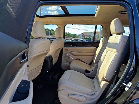Used 2022 Jeep Grand Cherokee L Limited w/ Luxury Tech Group II AWD/4WD image 12