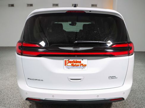 Used 2023 Chrysler Pacifica Touring-L FWD image 8