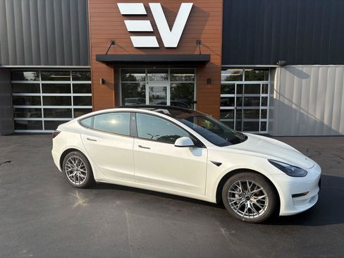 Used 2022 Tesla Model 3 Long Range AWD/4WD image 1