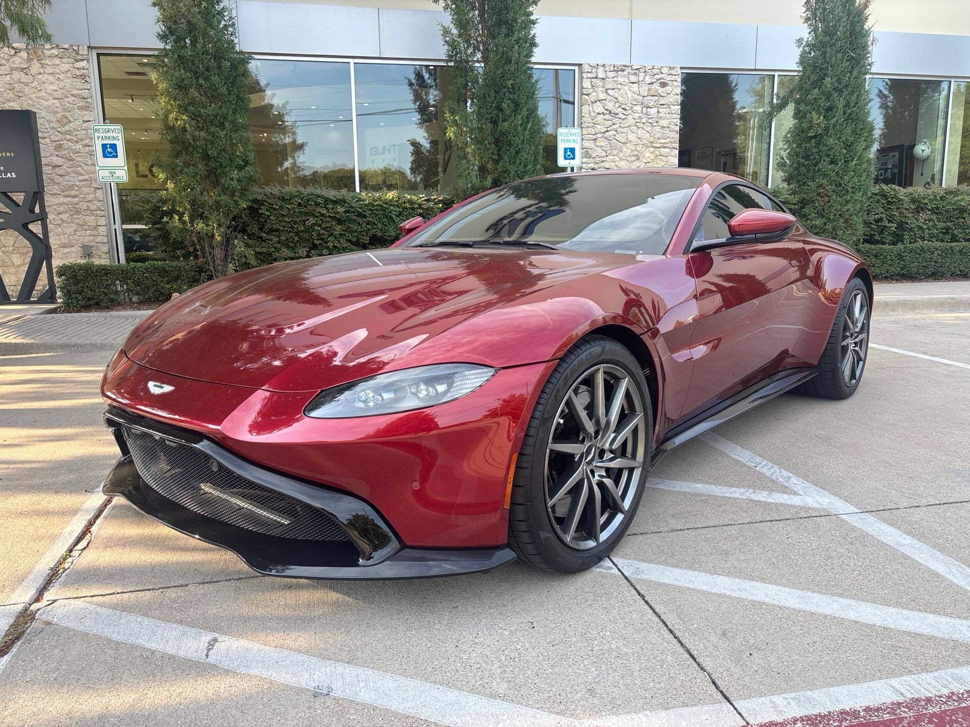 Used 2020 Aston Martin V8 Vantage Coupe RWD image 2