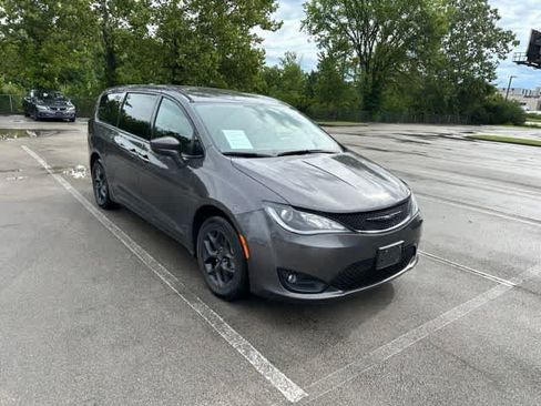 Certified 2020 Chrysler Pacifica Touring w/ S Appearance Package FWD image 19
