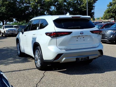 Used 2024 Toyota Highlander Platinum AWD/4WD image 3