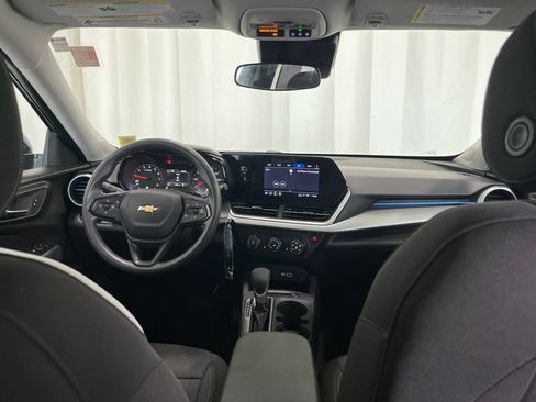 Used 2024 Chevrolet Trax LS w/ LS Convenience Package FWD image 9
