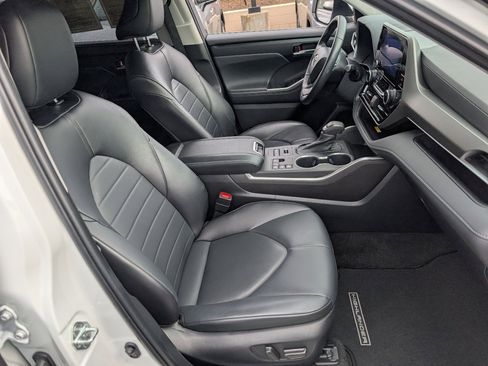 Used 2023 Toyota Highlander XLE image 9