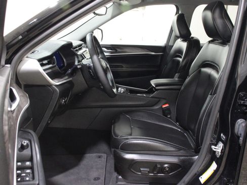 Used 2023 Jeep Grand Cherokee Limited w/ Black Appearance Package AWD/4WD image 3