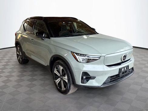 Used 2023 Volvo XC40 Recharge Plus image 4