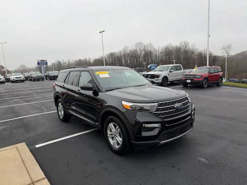 Certified 2023 Ford Explorer XLT w/ Equipment Group 202A image 4