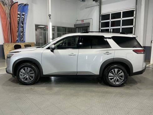 Used 2025 Nissan Pathfinder SV image 31