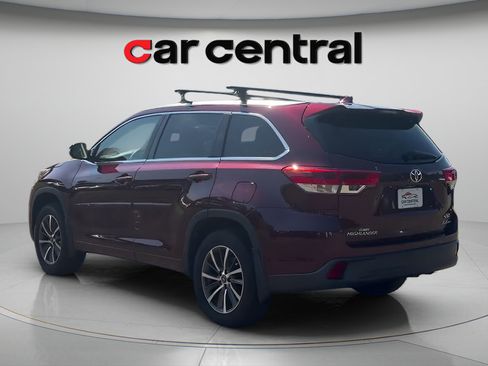 Used 2017 Toyota Highlander XLE AWD/4WD image 3