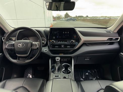 Certified 2023 Toyota Highlander XLE image 12