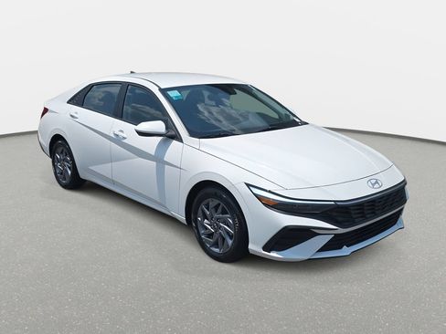 Used 2025 Hyundai Elantra Hybrid FWD image 3