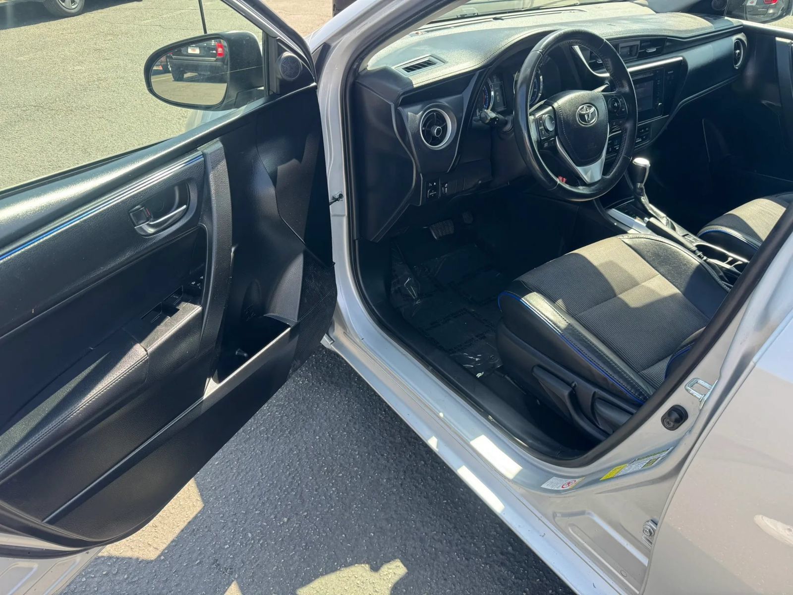 Used 2017 Toyota Corolla SE w/ Carpet Mat Package (TMS) FWD image 19
