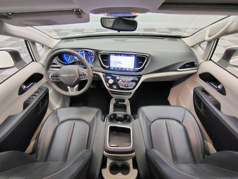 Used 2023 Chrysler Pacifica Touring-L image 2