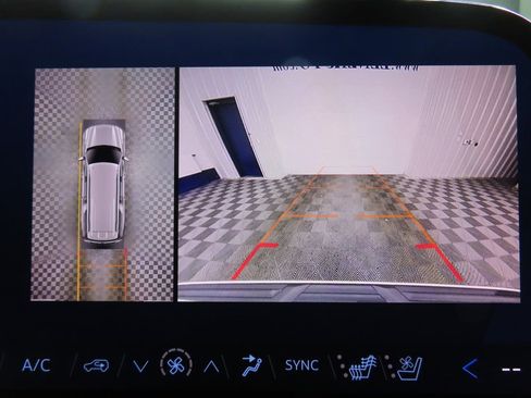 Used 2025 Chevrolet Suburban High Country image 13