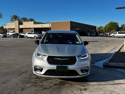 Used 2024 Chrysler Pacifica Select image 3