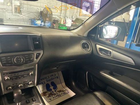 Used 2019 Nissan Pathfinder SL AWD/4WD image 17
