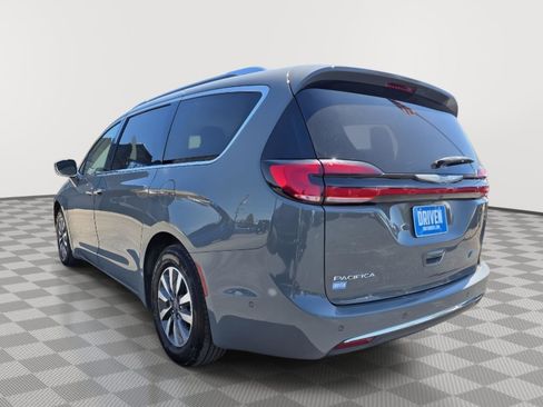 Used 2021 Chrysler Pacifica Touring-L FWD image 4