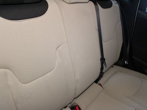 Used 2015 Jeep Renegade Latitude FWD image 14