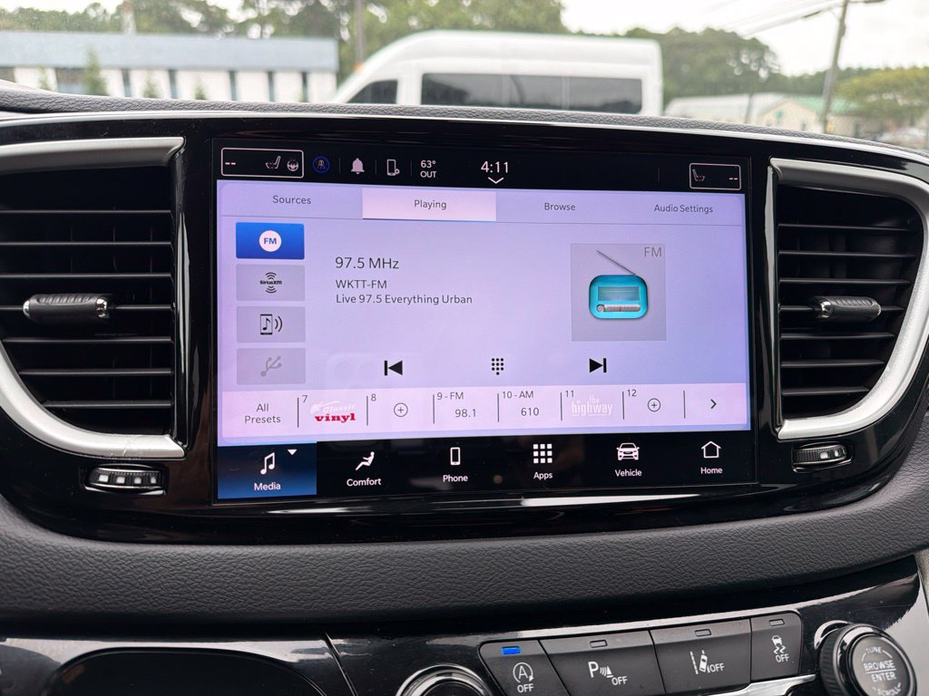 Used 2024 Chrysler Pacifica Touring-L FWD image 10