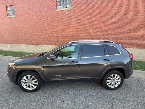 Used 2017 Jeep Cherokee Limited AWD/4WD image 2