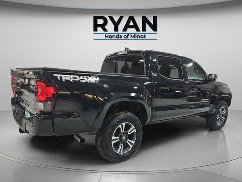 Used 2018 Toyota Tacoma TRD Sport image 10