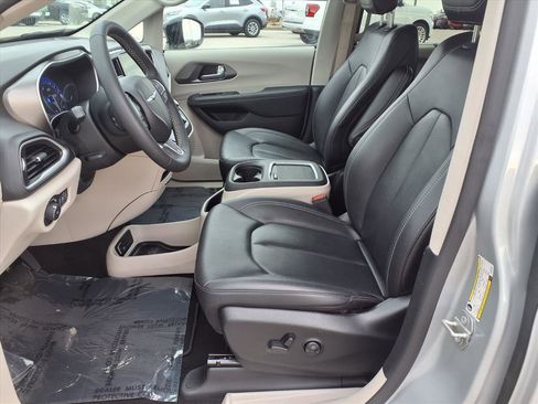 Used 2024 Chrysler Pacifica Touring-L image 26
