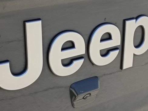 Used 2020 Jeep Gladiator Overland AWD/4WD image 11
