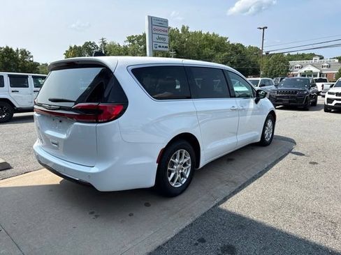 Certified 2024 Chrysler Pacifica Touring-L FWD image 9