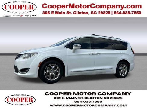 Used 2017 Chrysler Pacifica Limited w/ UConnect Theater Package FWD image 1