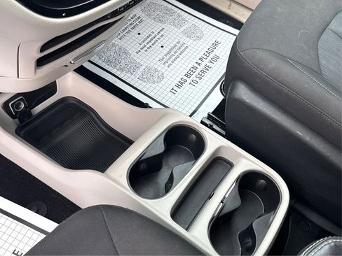 Used 2022 Chrysler Voyager LX FWD image 19