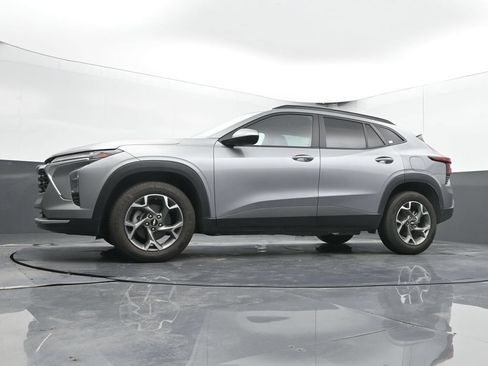 Used 2025 Chevrolet Trax LT FWD image 41