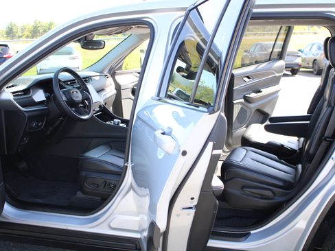 Used 2023 Jeep Grand Cherokee L Limited AWD/4WD image 17