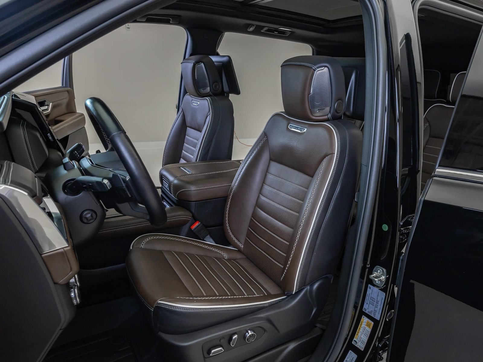 Used 2025 GMC Yukon Denali Ultimate AWD/4WD image 28