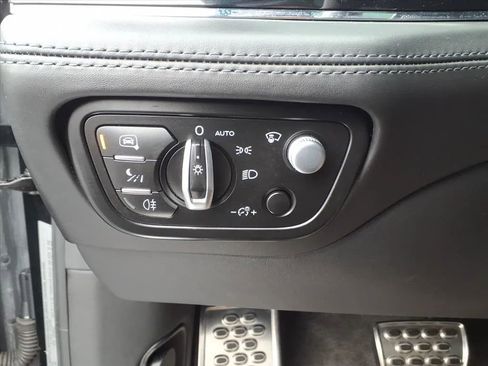 Used 2018 Bentley Bentayga image 31