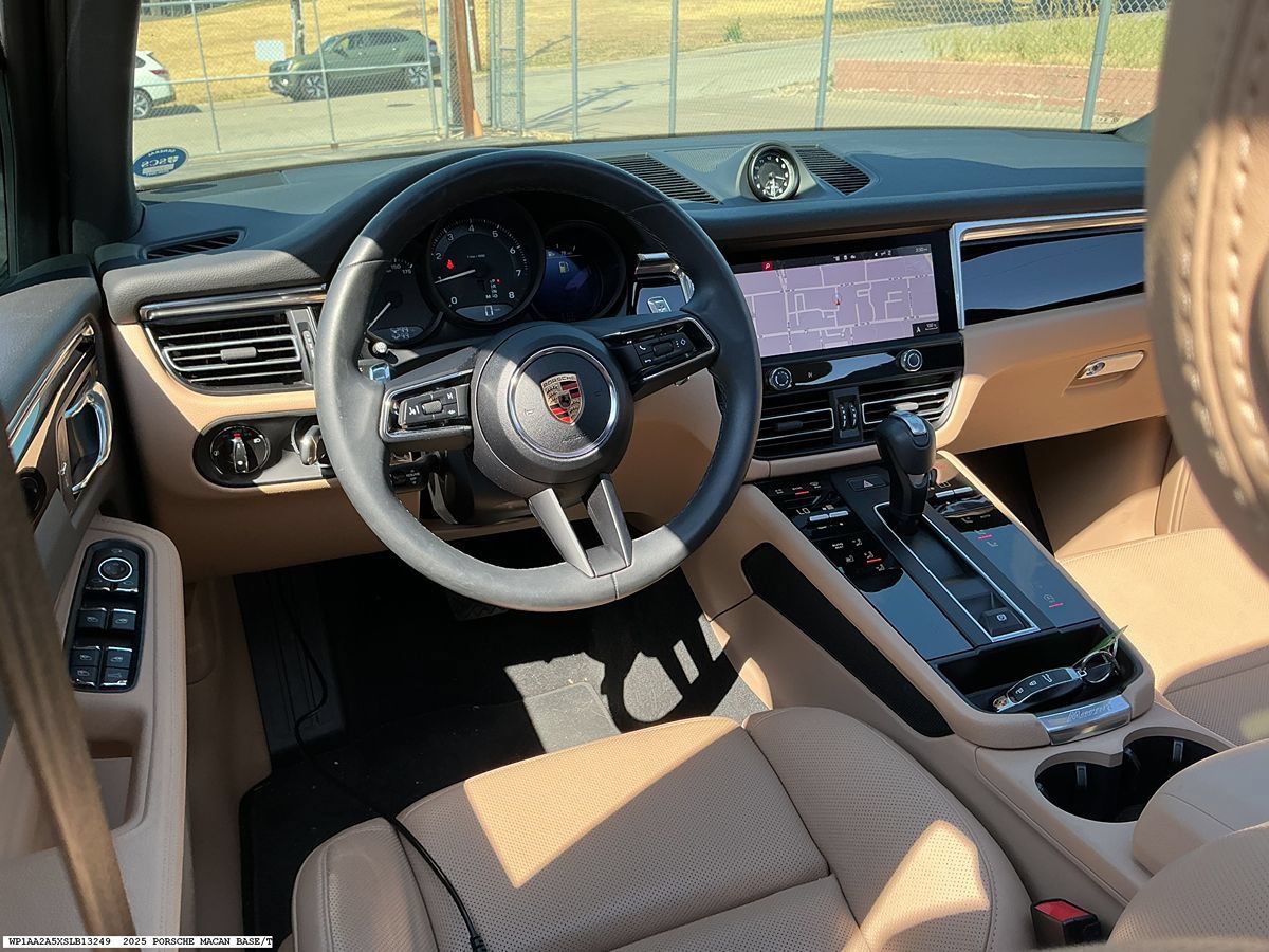 Used 2025 Porsche Macan AWD/4WD image 12