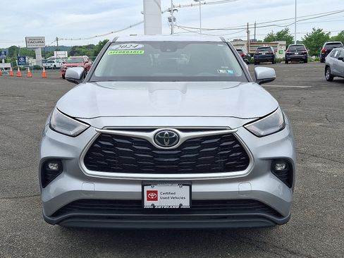 Used 2024 Toyota Highlander LE AWD/4WD image 2