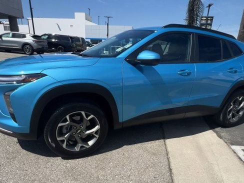 Used 2025 Chevrolet Trax LT w/ Driver Confidence Package FWD image 4