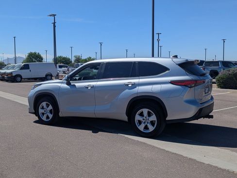 Used 2023 Toyota Highlander L FWD image 3