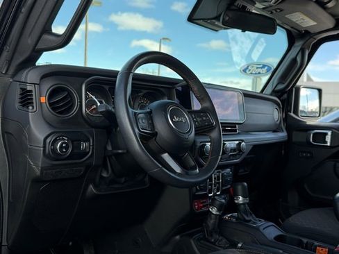 Used 2024 Jeep Gladiator Mojave w/ Convenience Group image 12