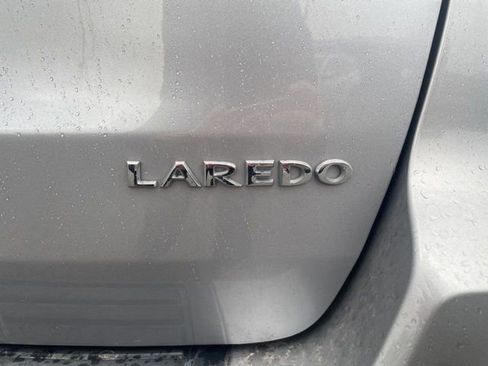 Used 2021 Jeep Grand Cherokee Laredo image 3