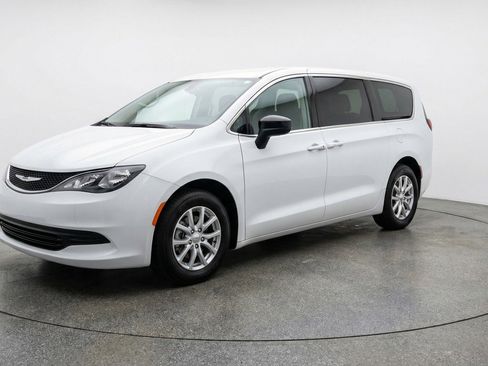 Used 2024 Chrysler Voyager LX image 3
